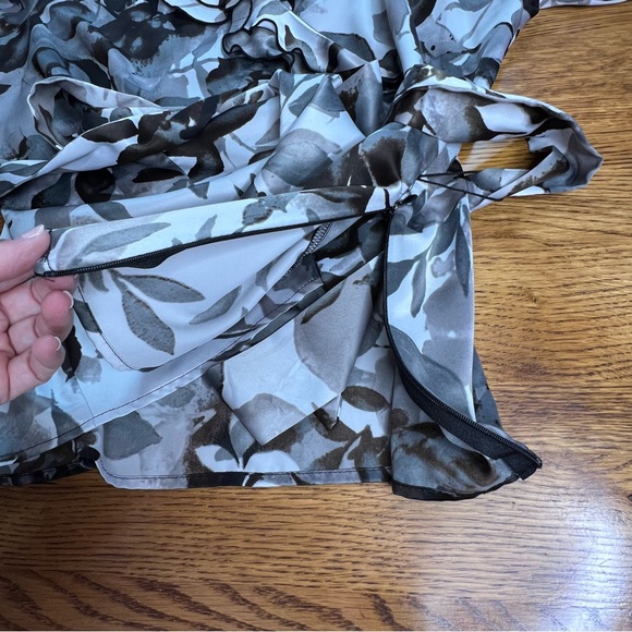 ⭐️ East 5th Shades of Gray Leafy Print Top Size XL Ruffle Neck Tie Waist - Picture 13 of 13